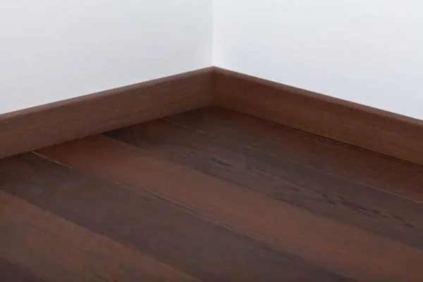 Шпонированный плинтус: состав, применение и преимущества в интерьере