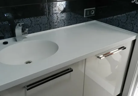 Столешница из искусственного камня в ванную: стиль, практичность и долговечность